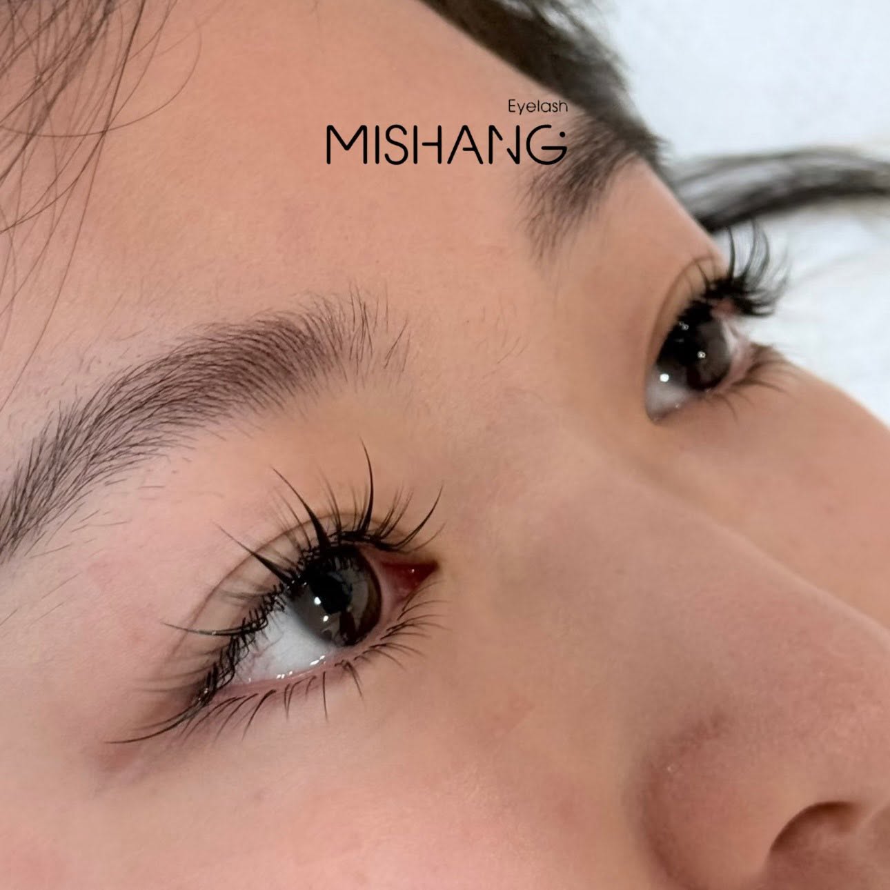 Mi thiết kế ôm sát form mắt